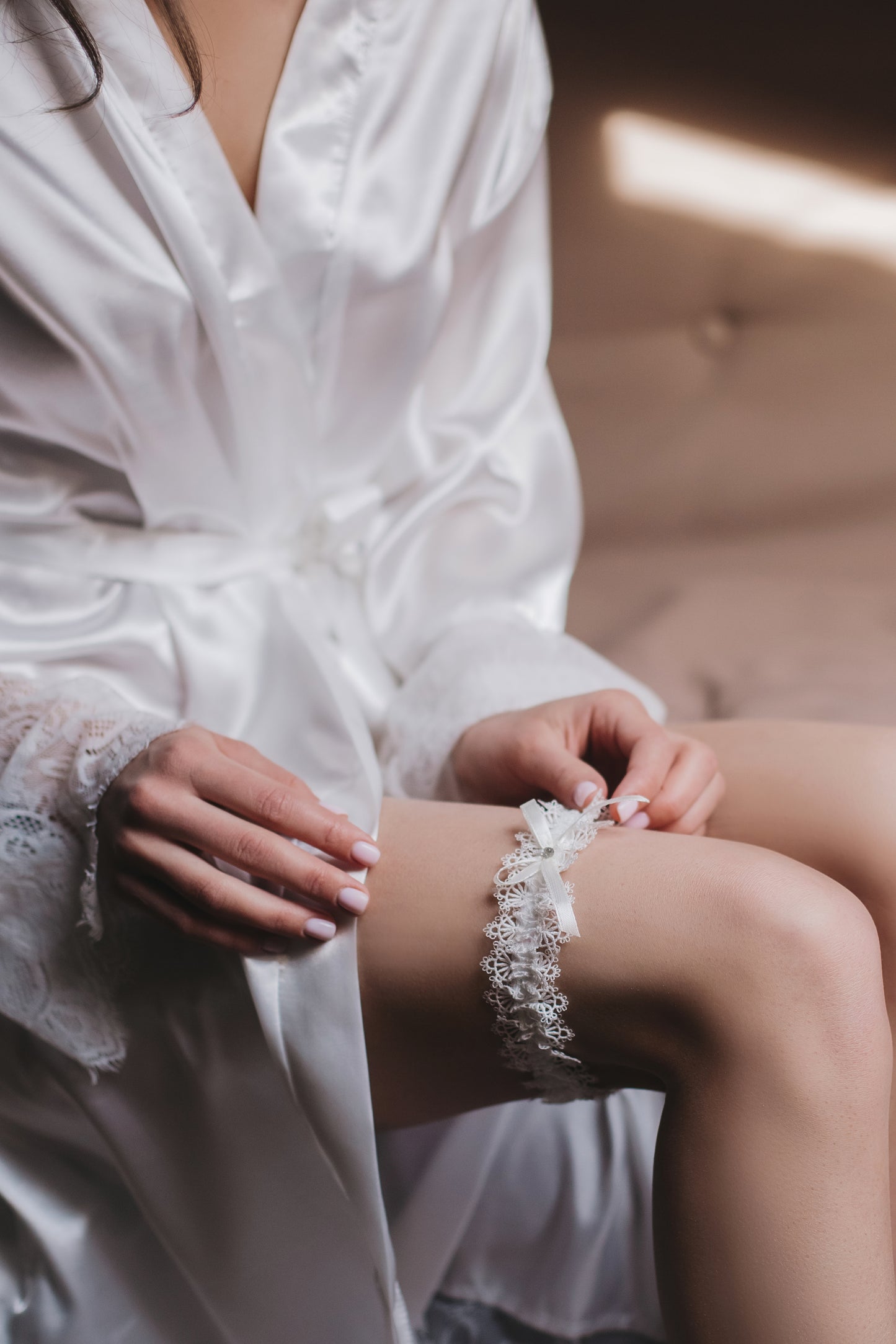 Elegancka koronkowa podwiązka ślubna z kokardą